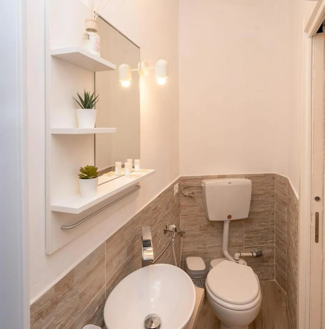 Lucy Solutions Hotel Riomaggiore Guest house