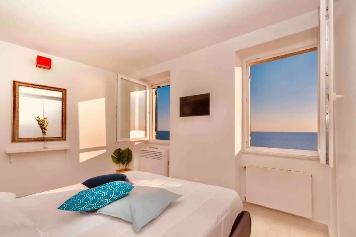 Lucy Solutions Hotel Riomaggiore Guest house