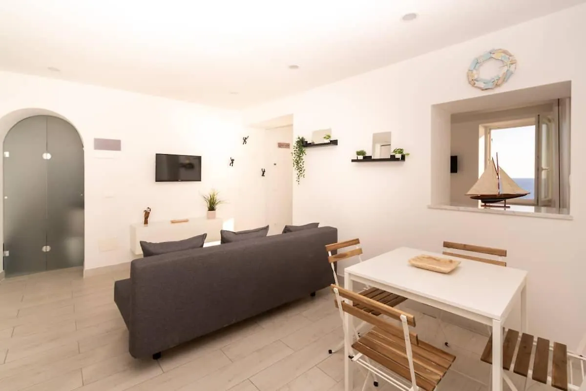 Lucy Solutions Hotel Riomaggiore Guest house