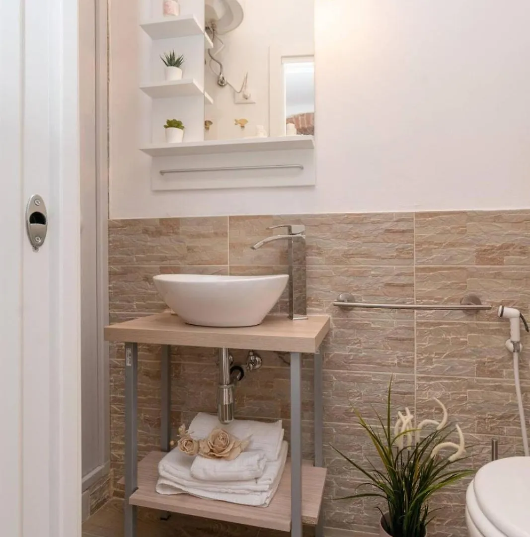 Lucy Solutions Hotel Riomaggiore 0*,  Italy